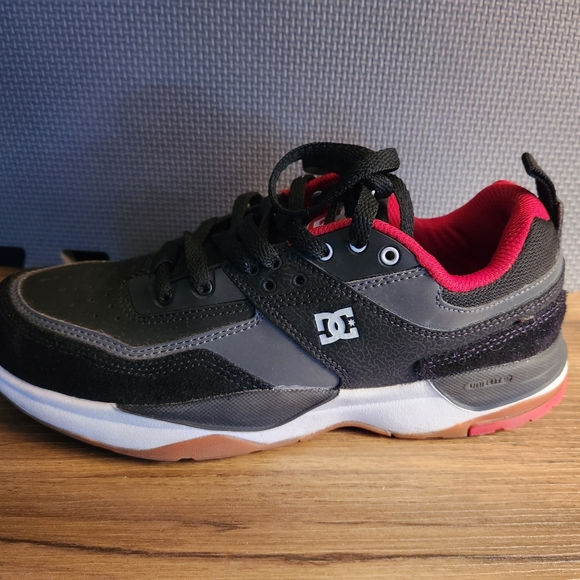 DC sneaker/shoes in Black/red size 9 - Picture 1 of 4